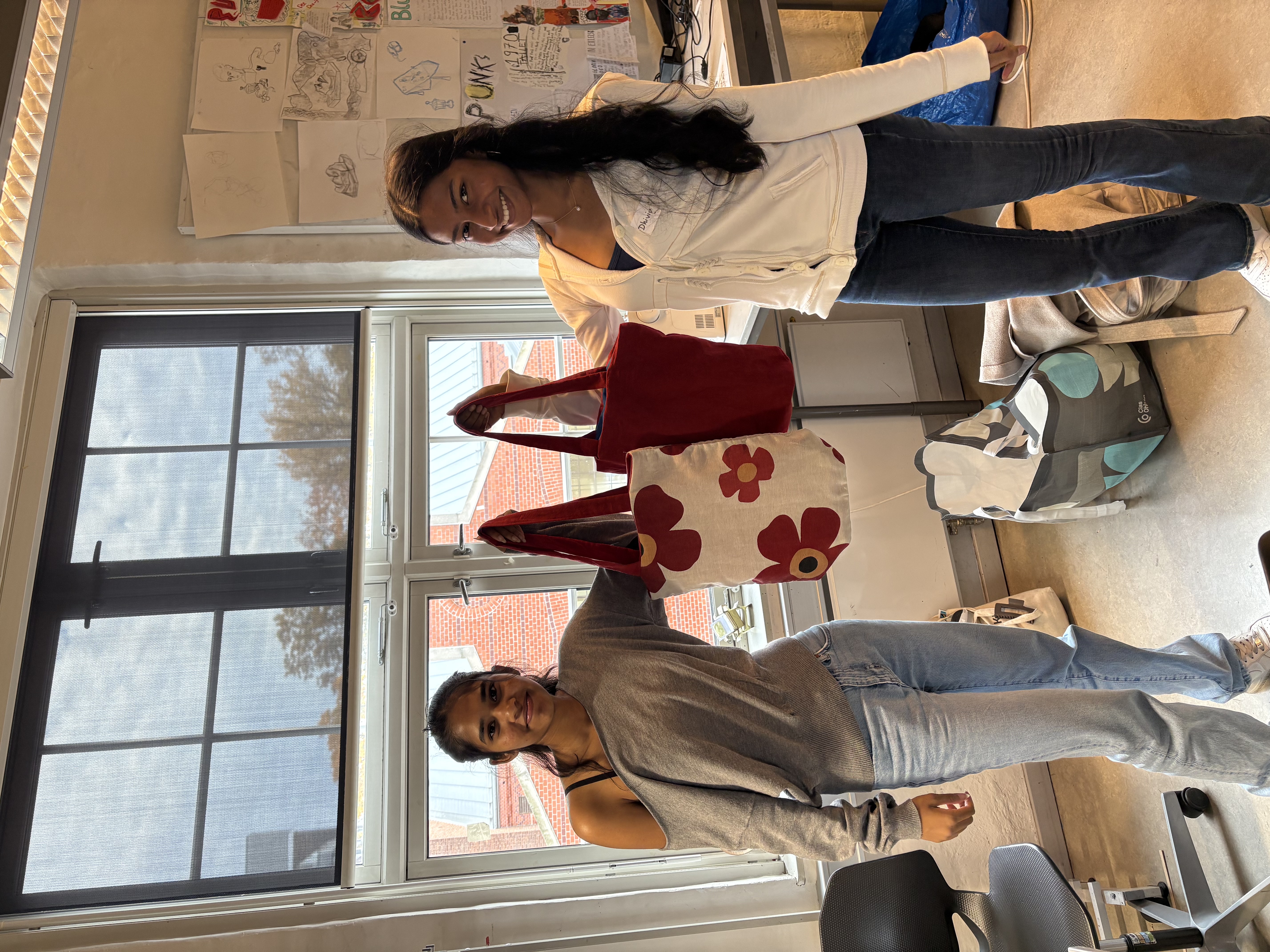 en person og en person som står i et rom med et vindu og et bord med en rød pute