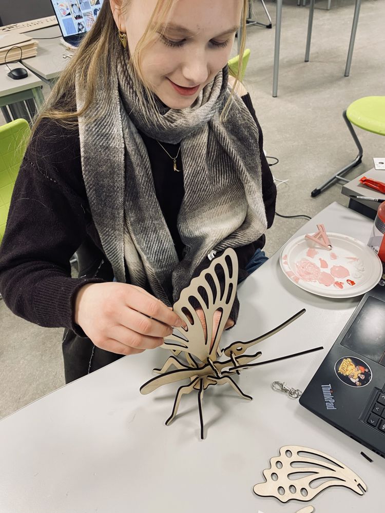 en person som maler et tre