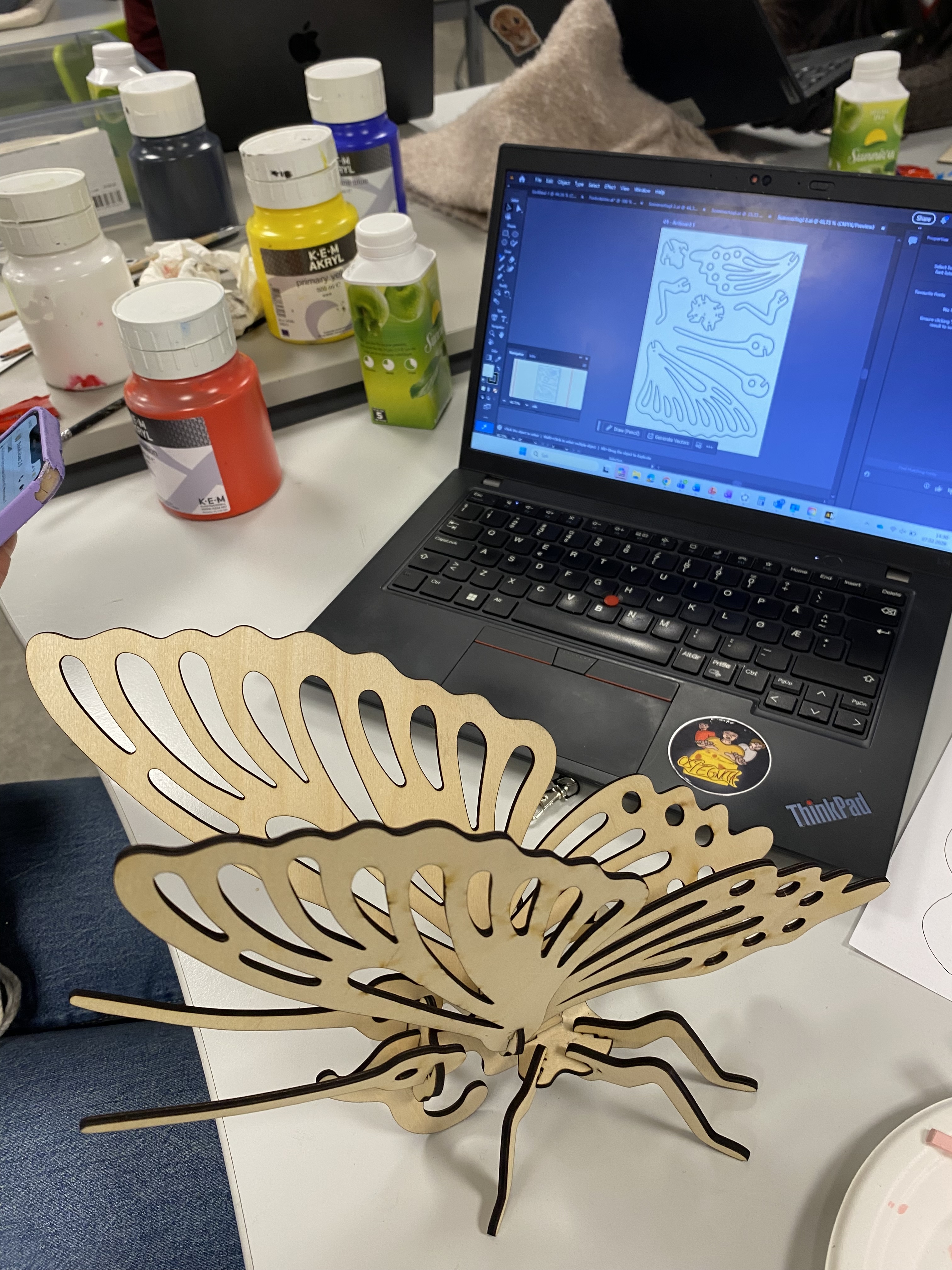 en laptop på et bord