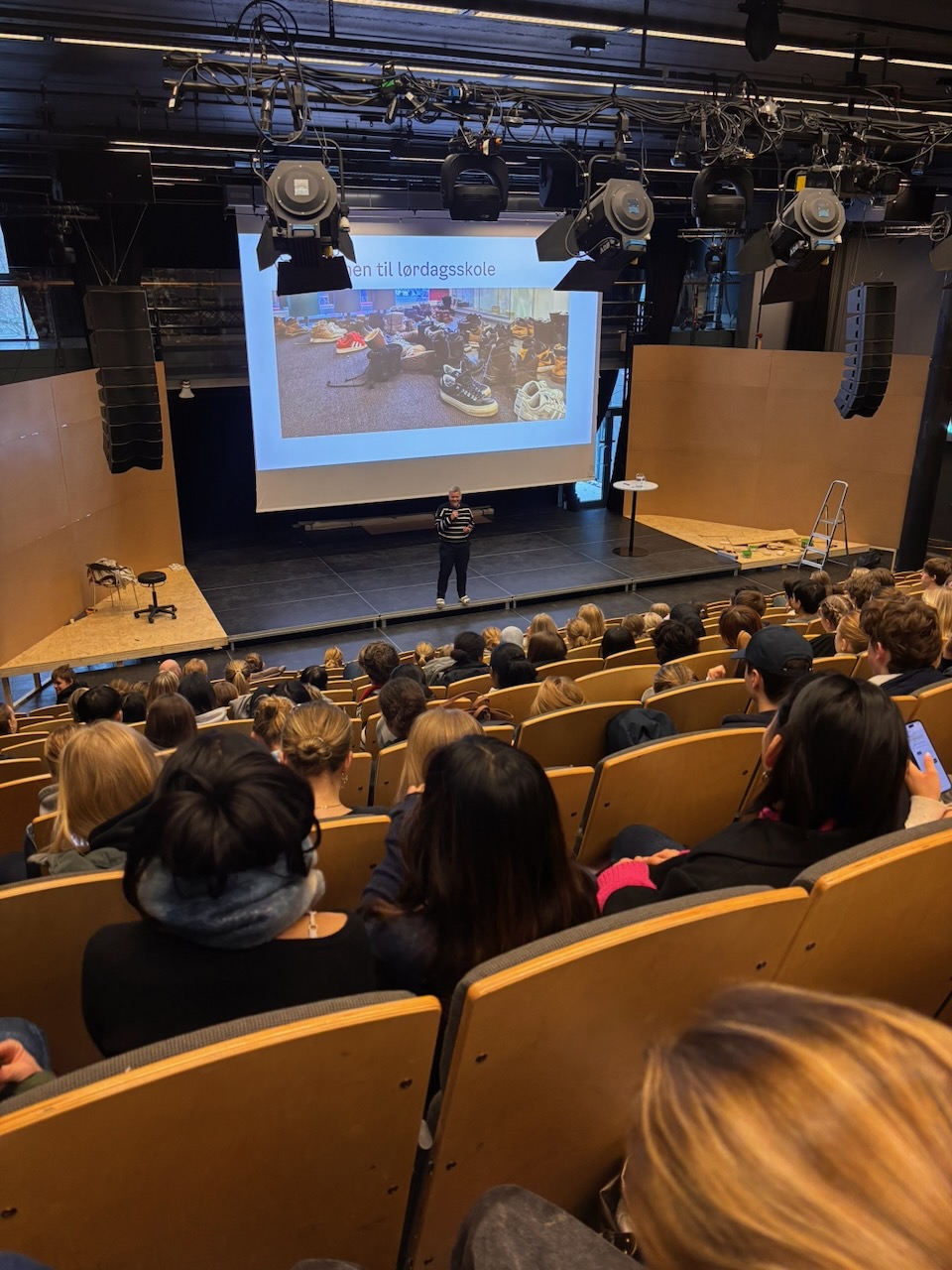 en person som holder en presentasjon for et publikum