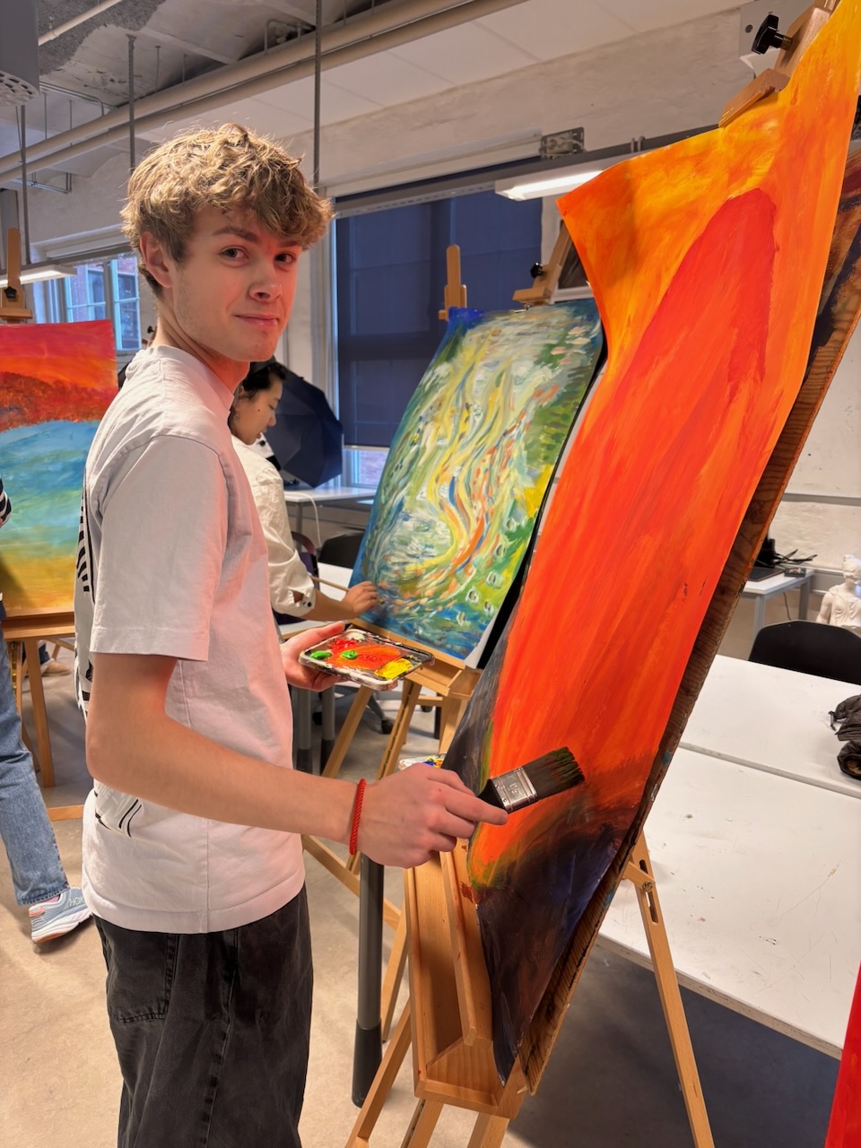 et barn som holder et maleri