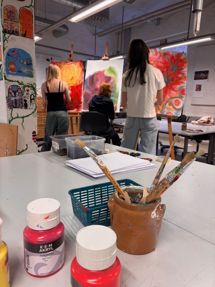 en gruppe mennesker i et rom