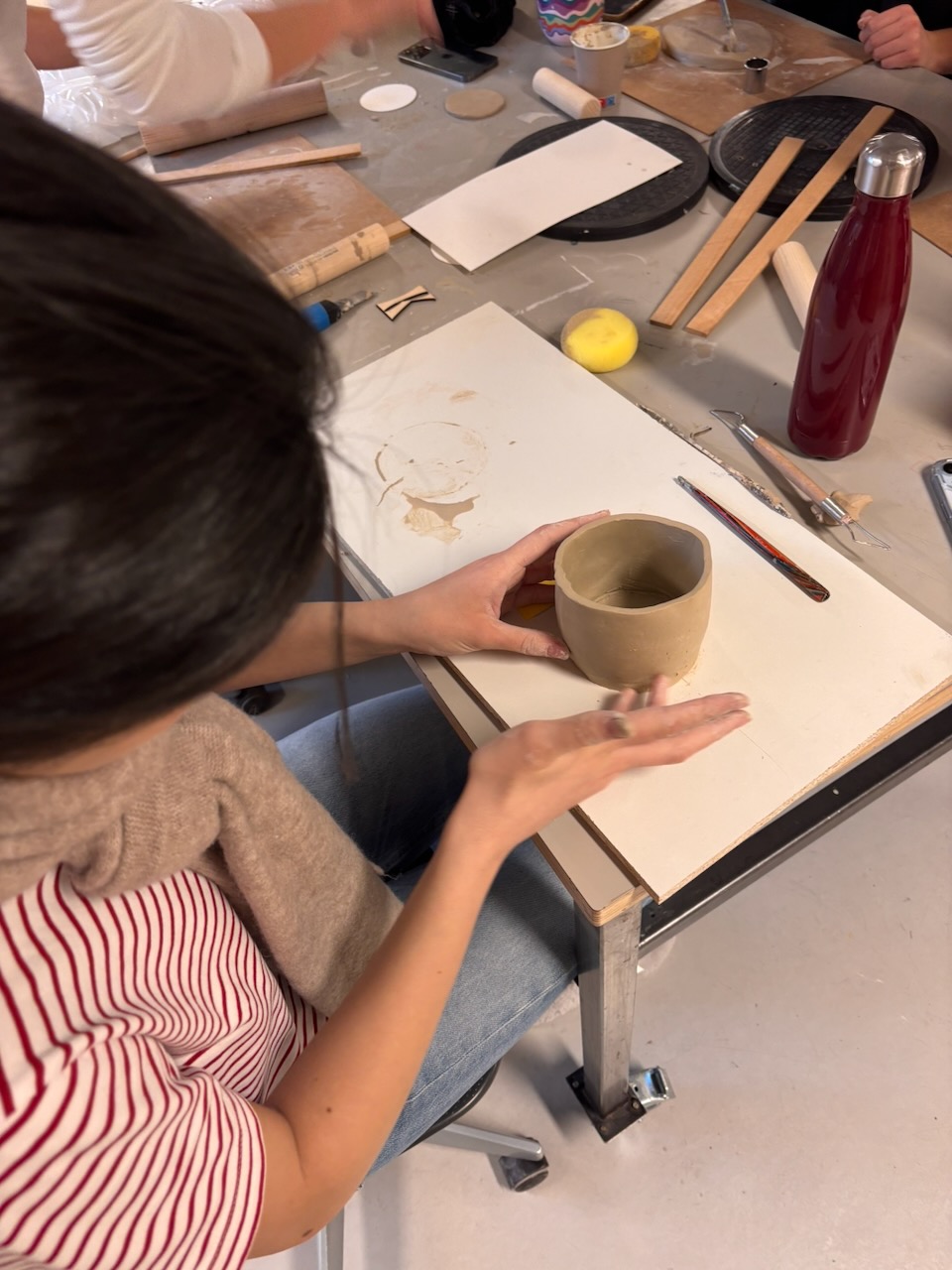 en person som maler på et bord