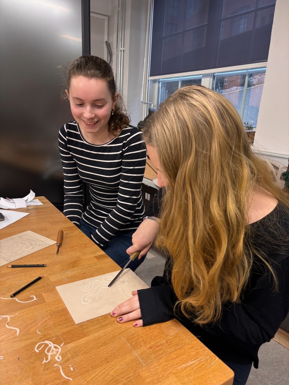 en person som viser et barn noe på papiret