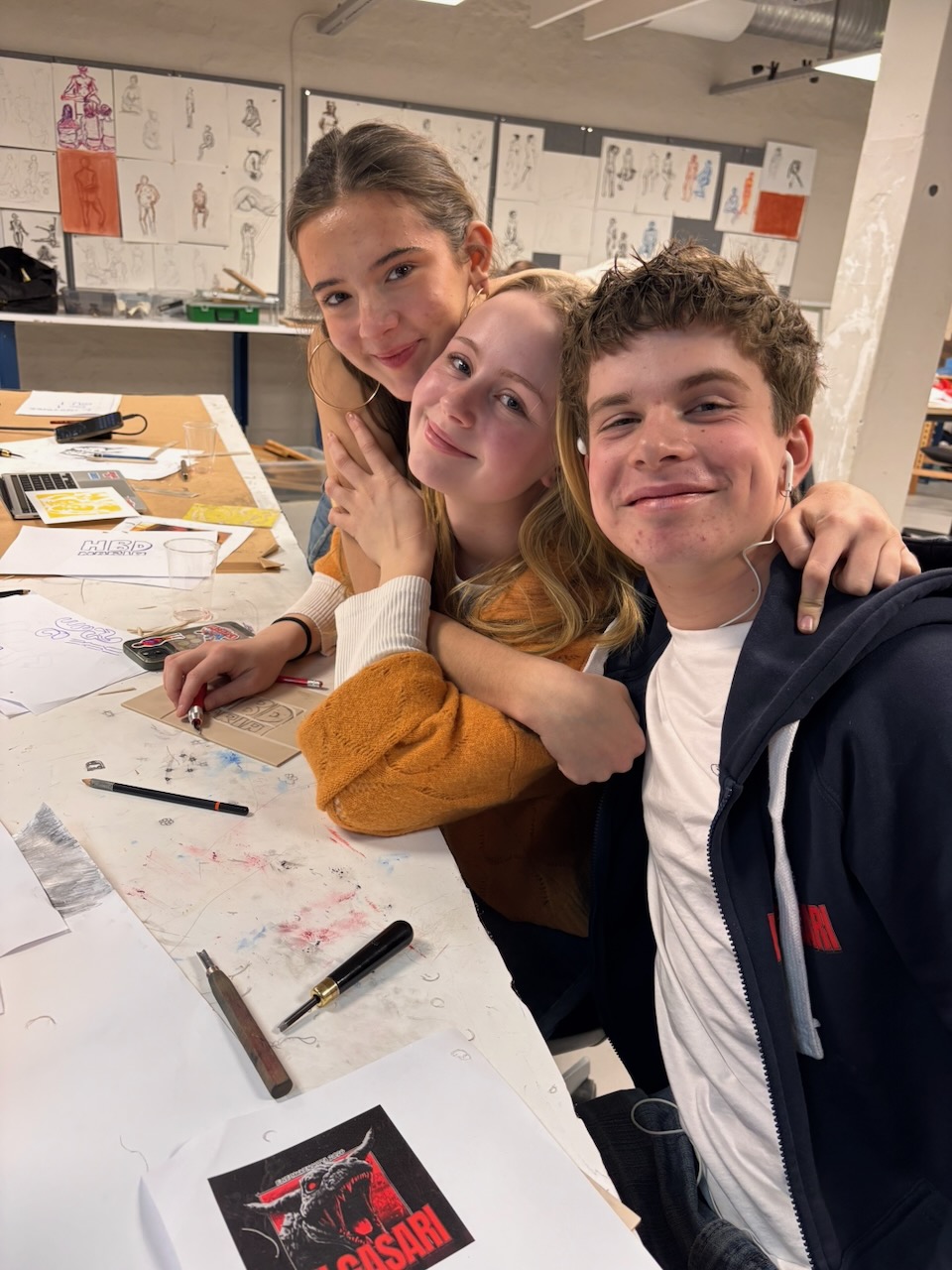 en gruppe mennesker som poserer for kameraet