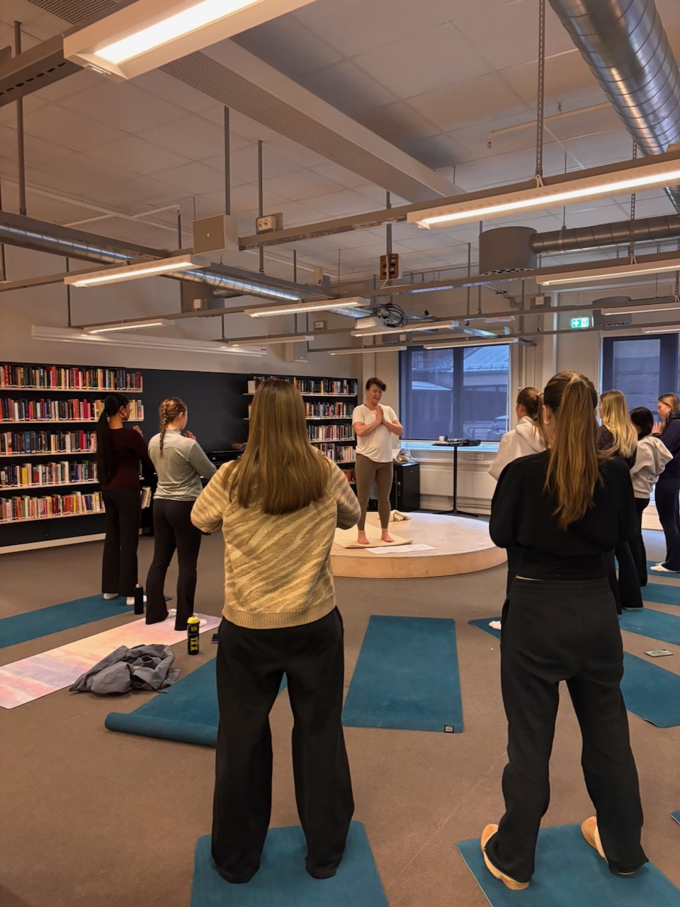 en gruppe mennesker i et rom