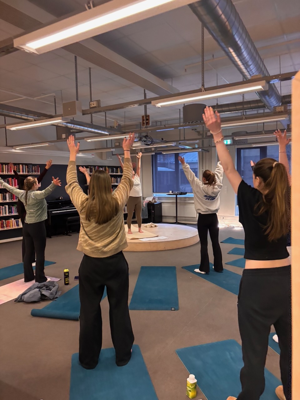 en gruppe personr som trener