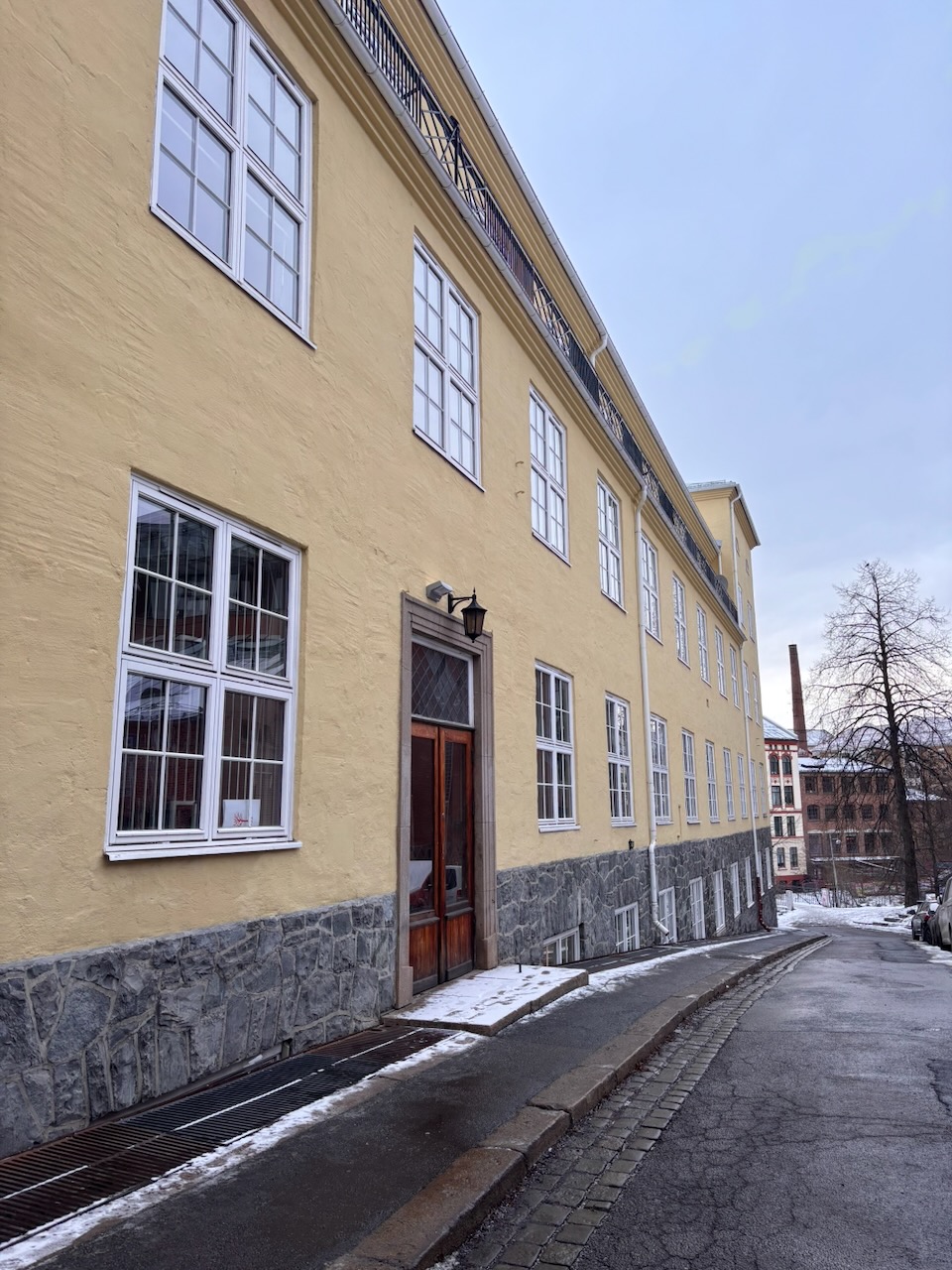 en bygning med dør og vinduer