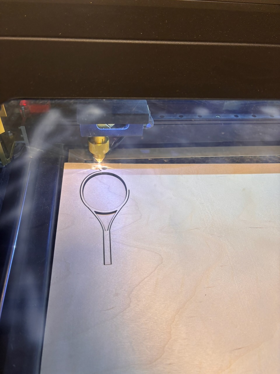 et par sakser på et bord