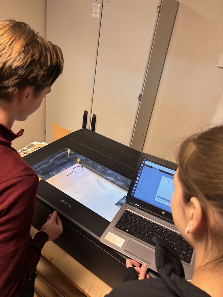 En person og en person som ser på en laptopskjerm