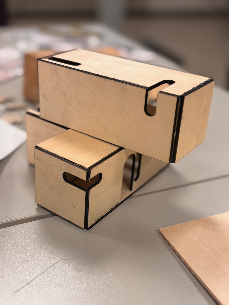 en trekasse på et bord