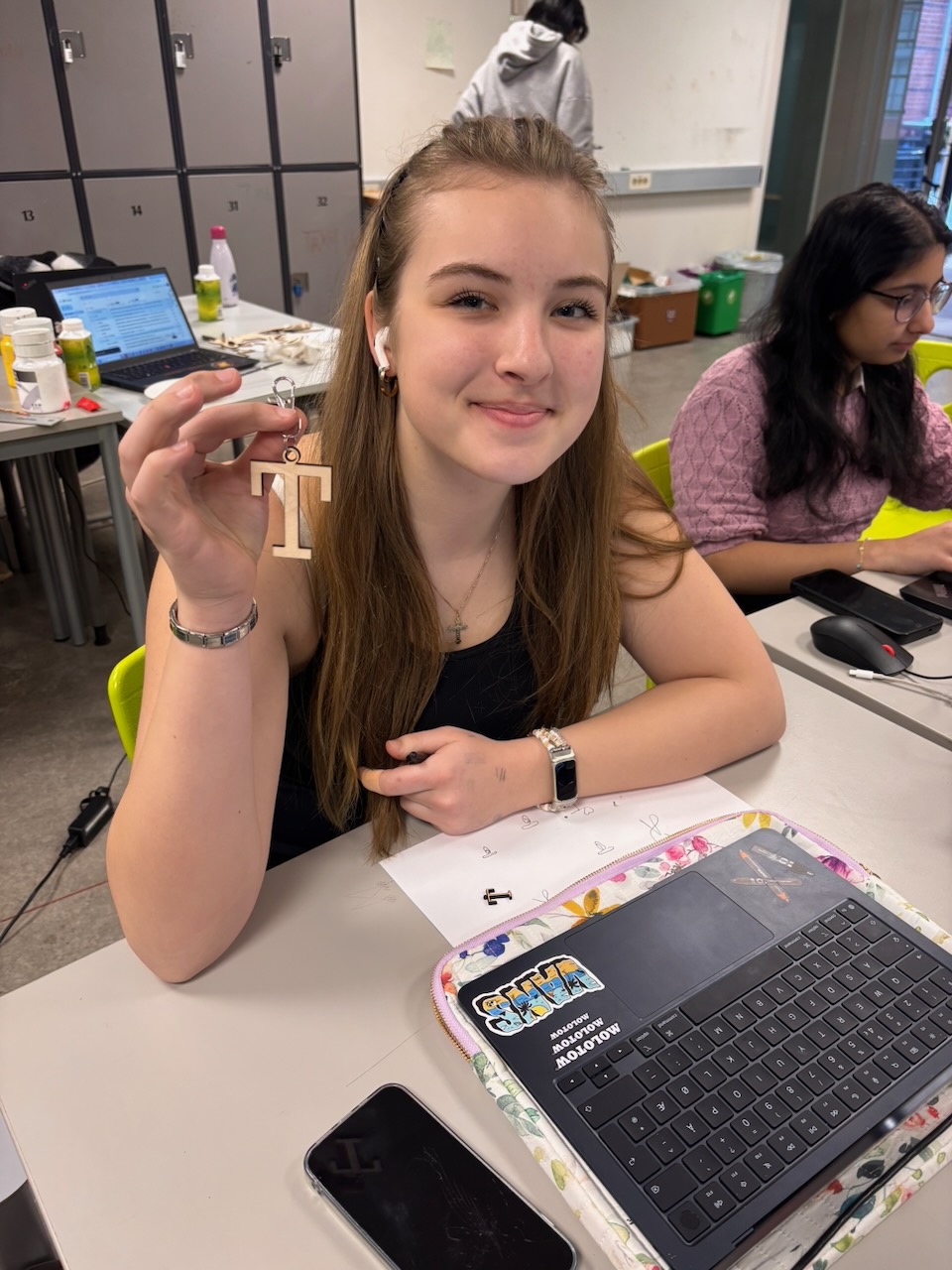 en person som sitter ved et bord