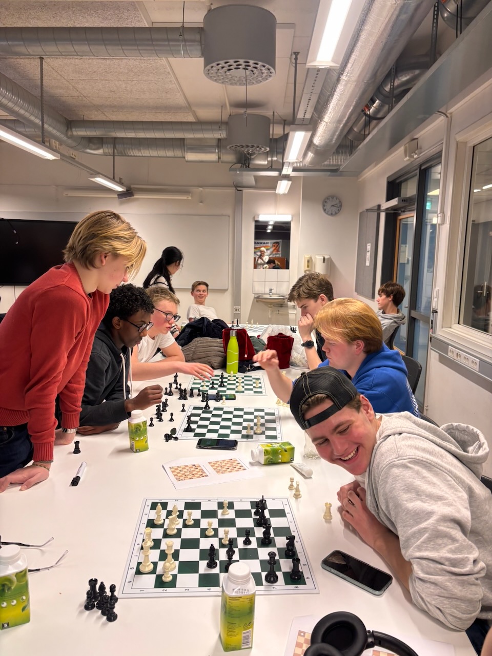 en gruppe mennesker som spiller sjakk