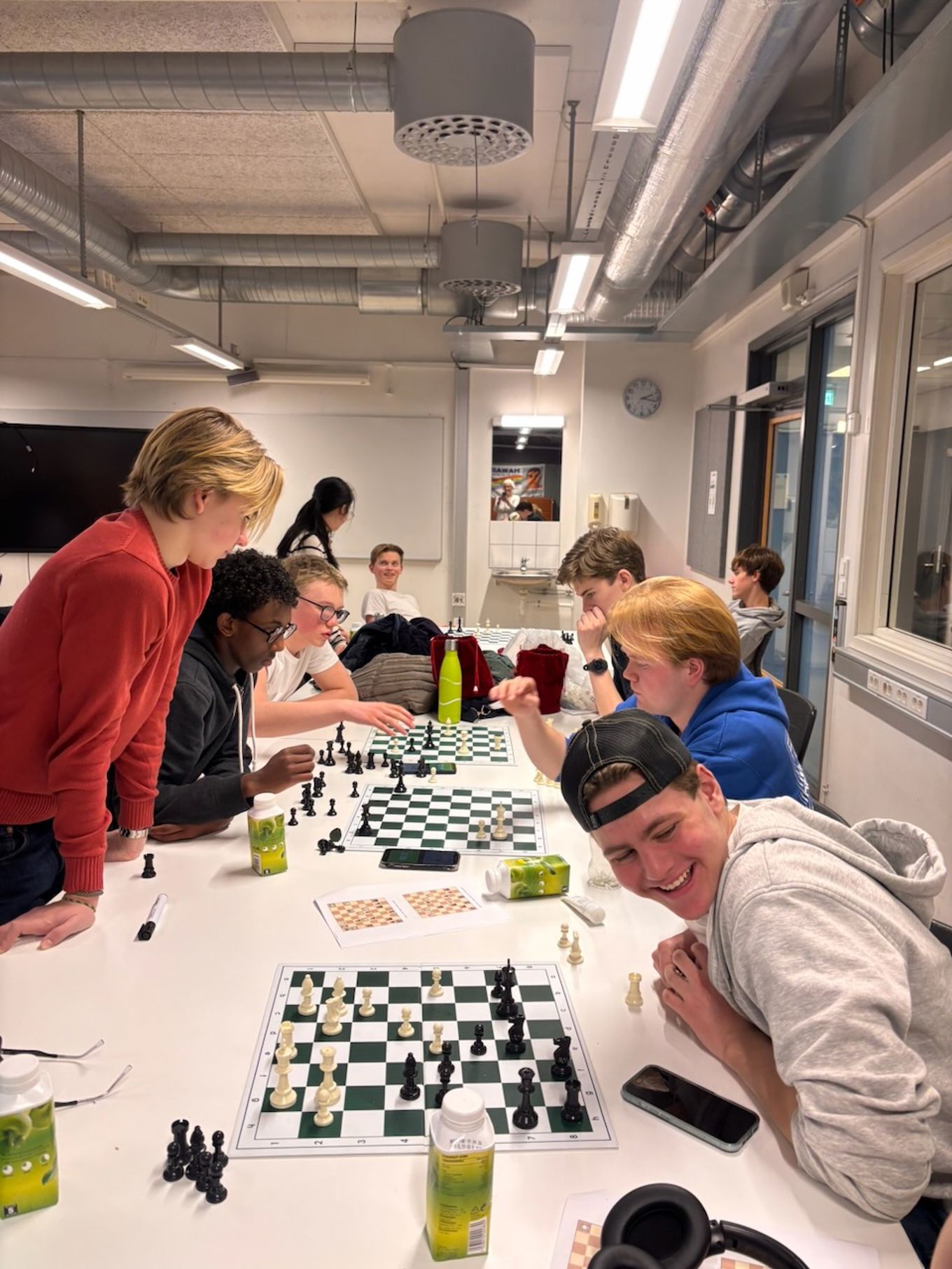 en gruppe mennesker som spiller sjakk