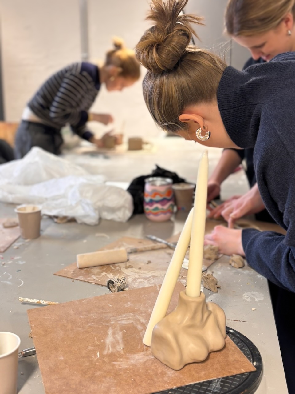 en person som maler et bilde