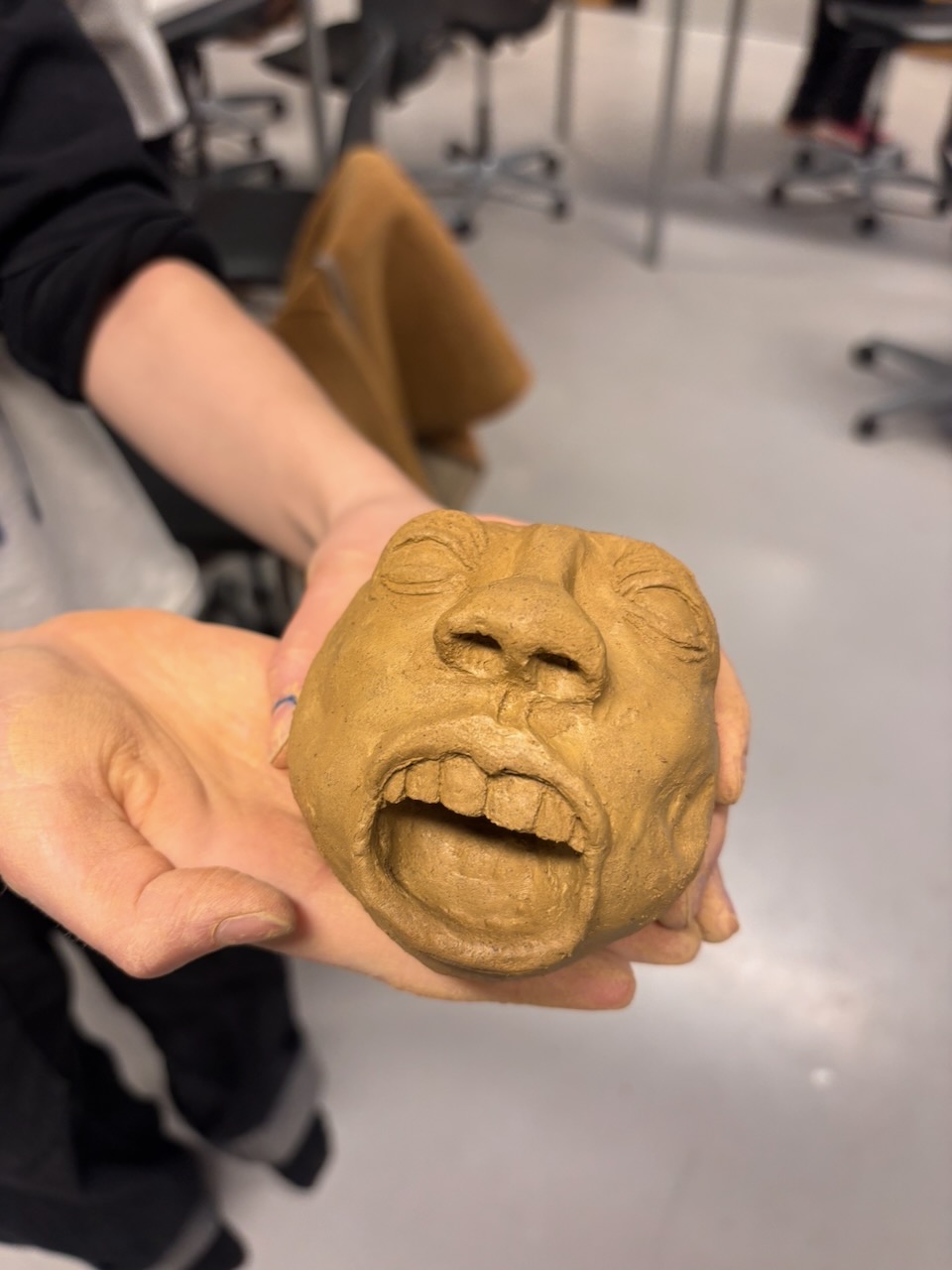 en hånd som holder en liten statue