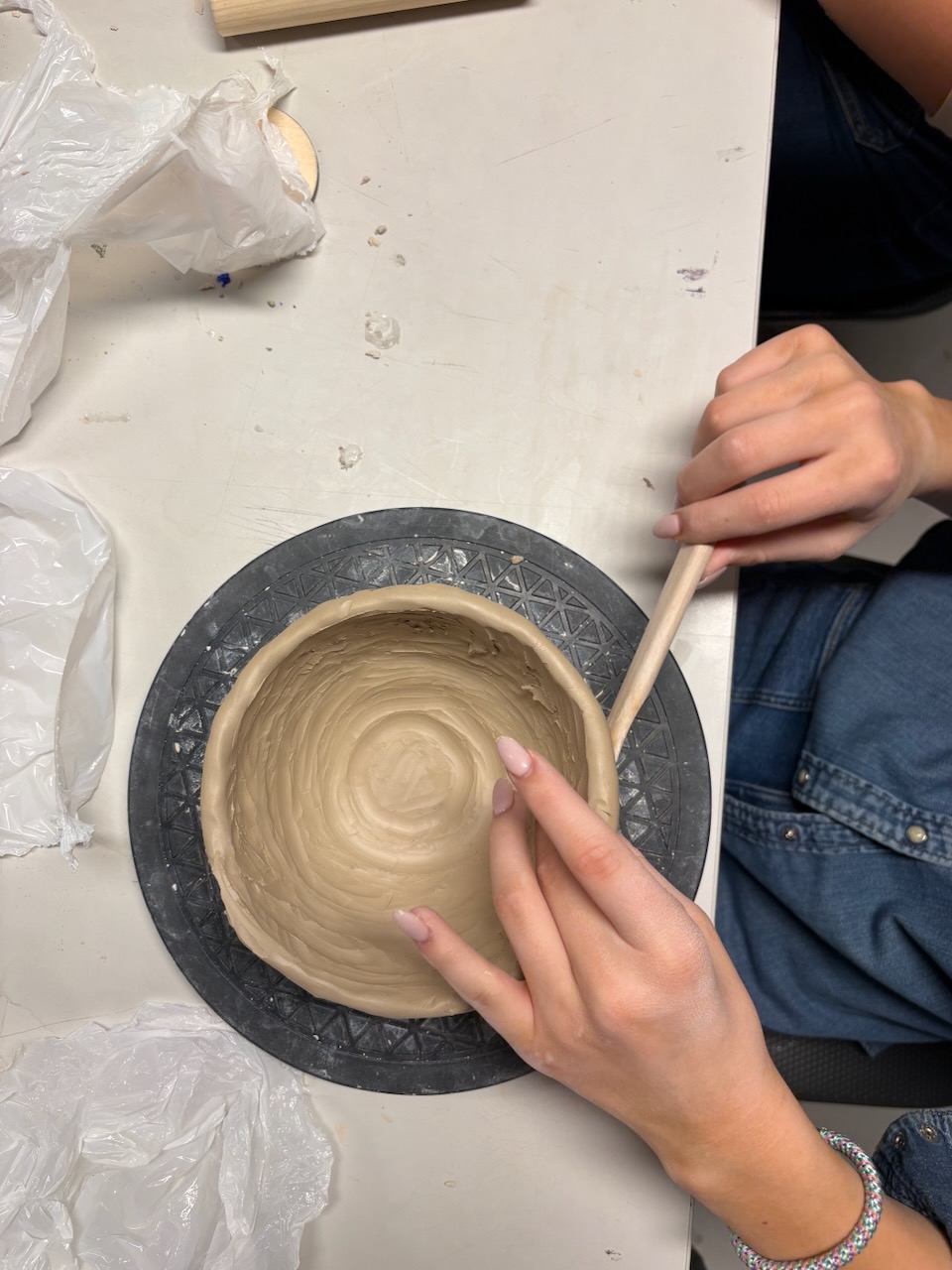 en person som maler en ***