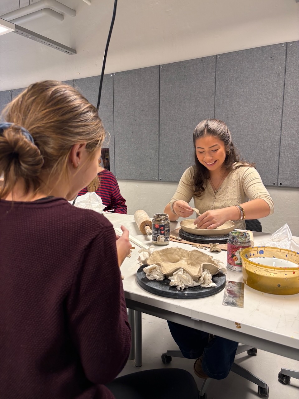 En person som sitter ved et bord med en tallerken mat