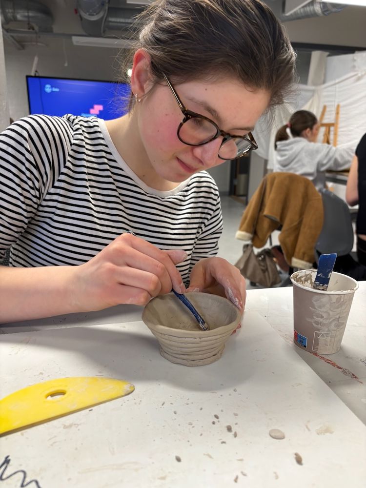 en person som lager et håndverk