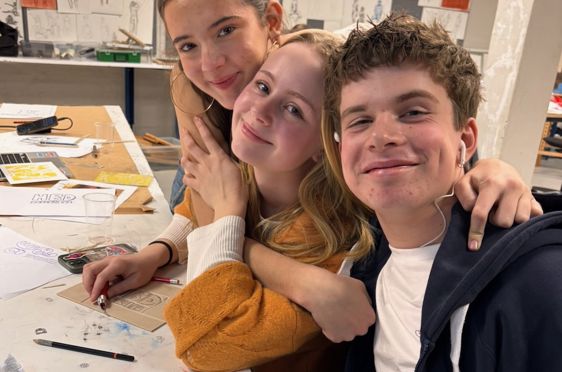 en gruppe mennesker som poserer for kameraet