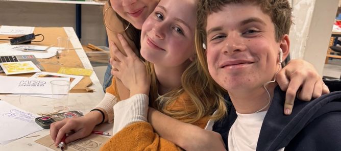 Foto: Linotrykk en gruppe mennesker som poserer for kameraet