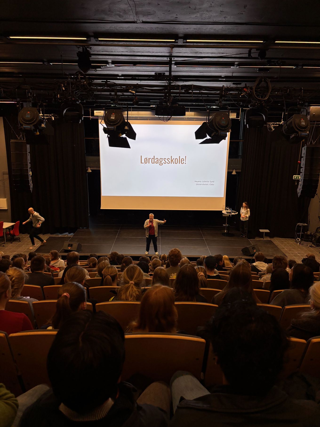 en gruppe mennesker på en scene