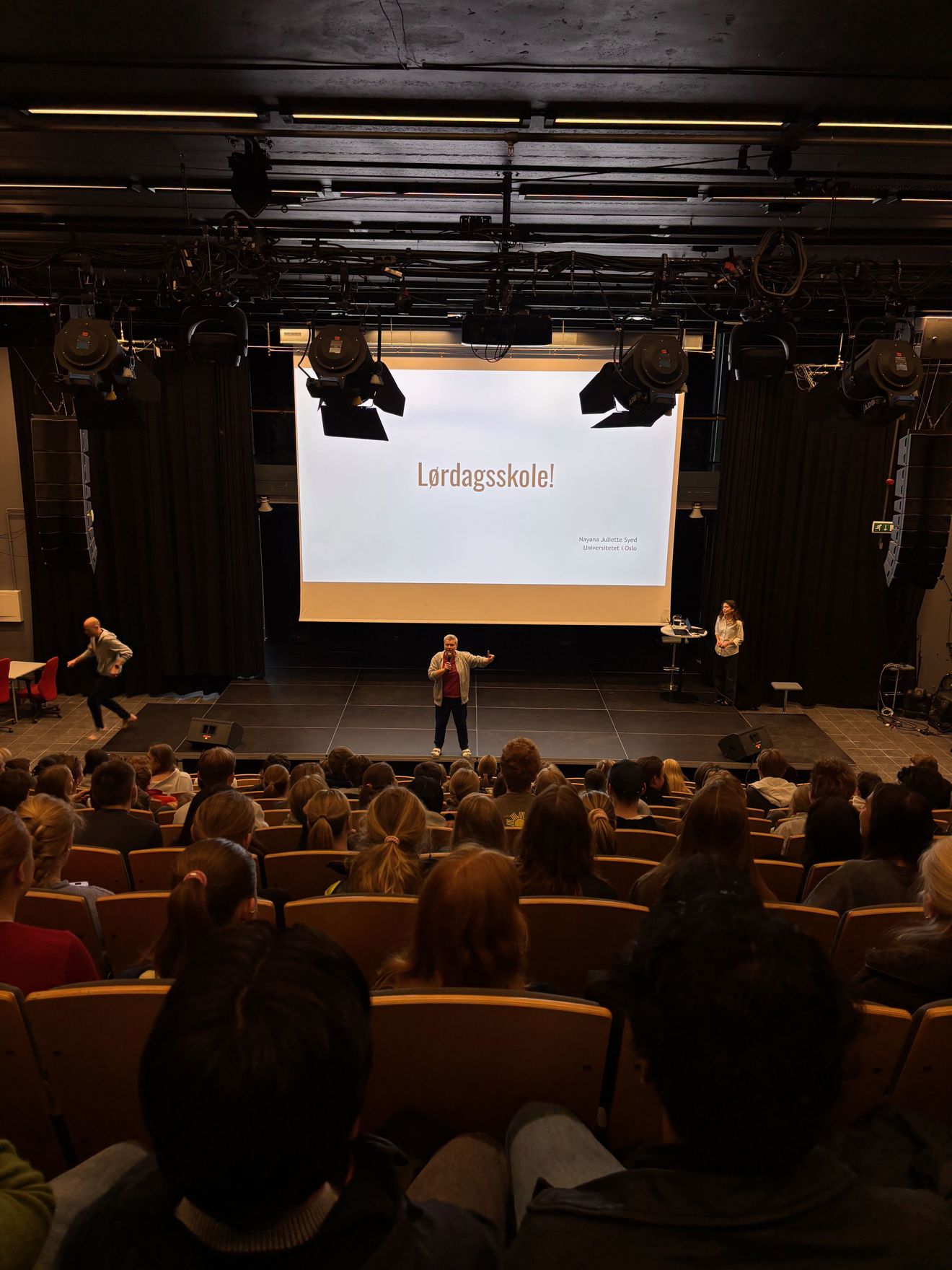 en gruppe mennesker på en scene en gruppe mennesker på en scene