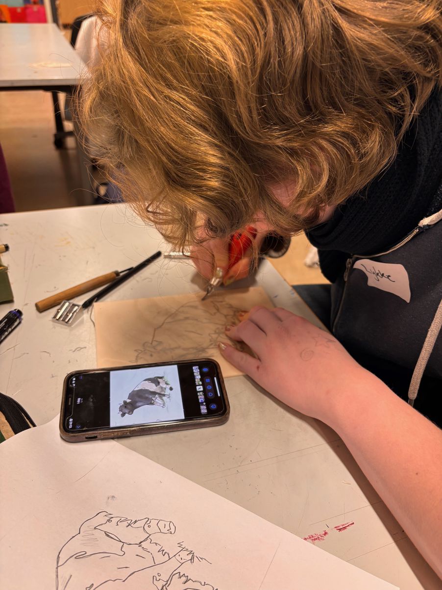 En person med et blodig ansikt som ser på en mobiltelefon