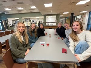 en gruppe mennesker som sitter ved et bord