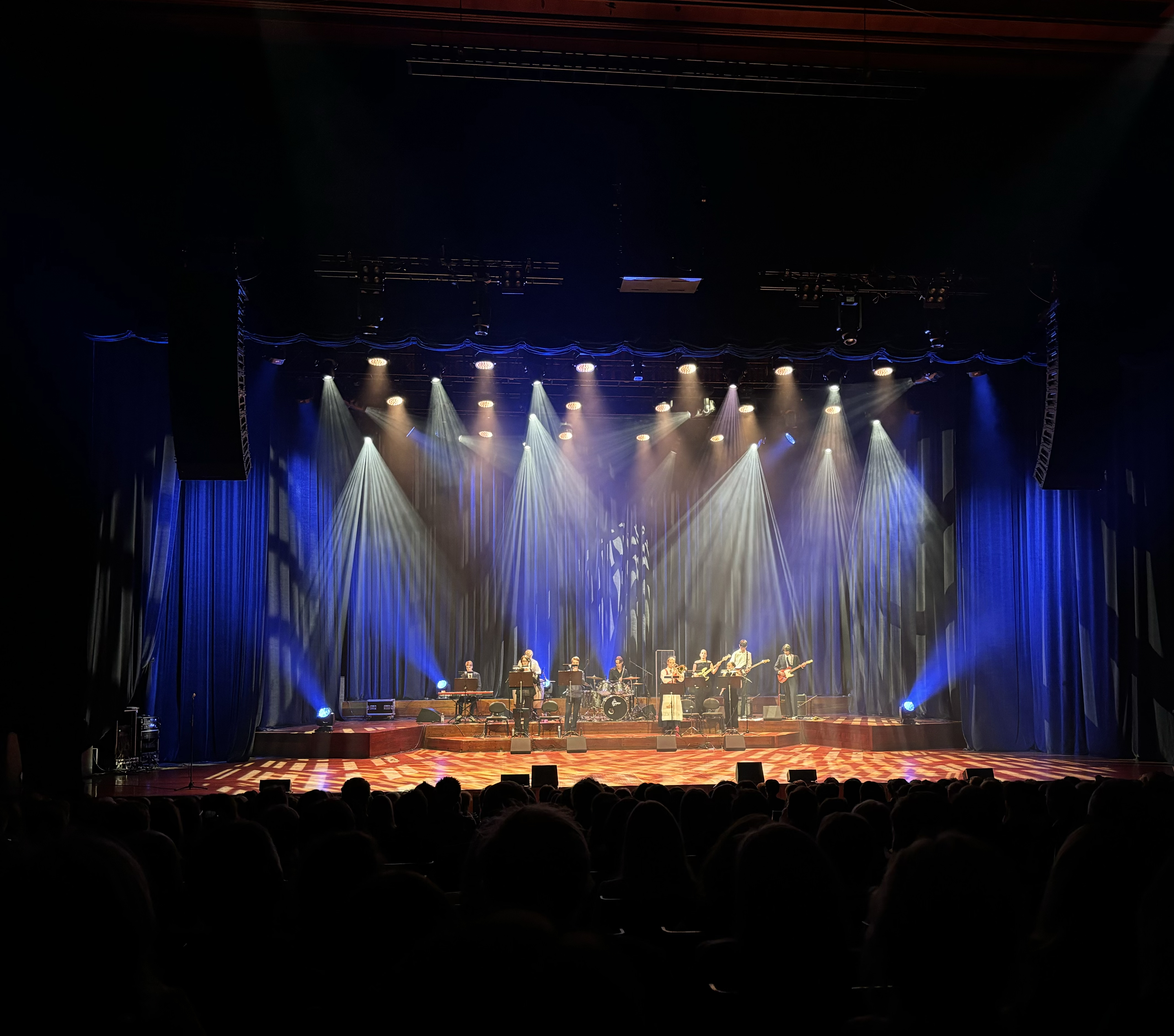 En scene med blålys