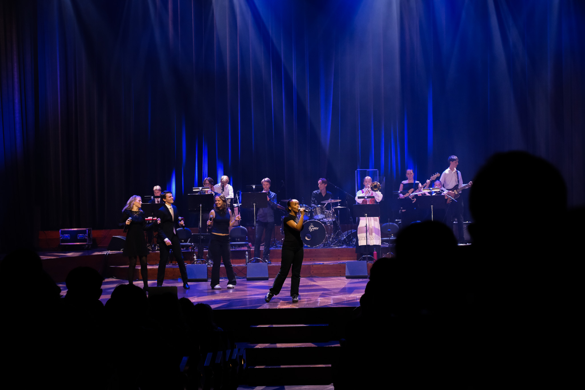 En gruppe mennesker på en scene