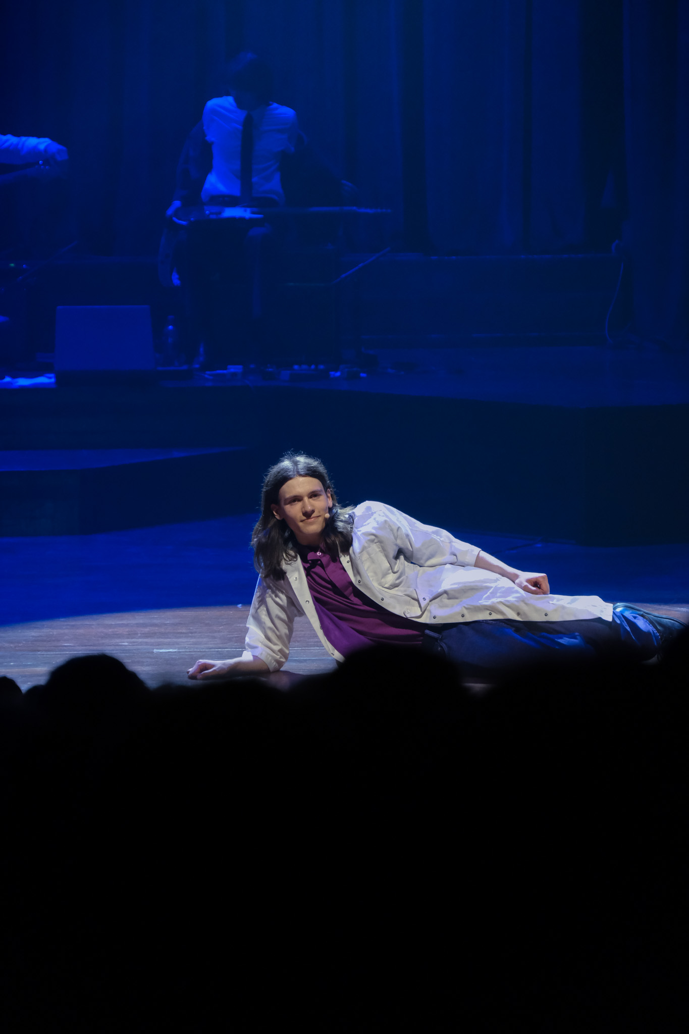 en person som ligger på en scene