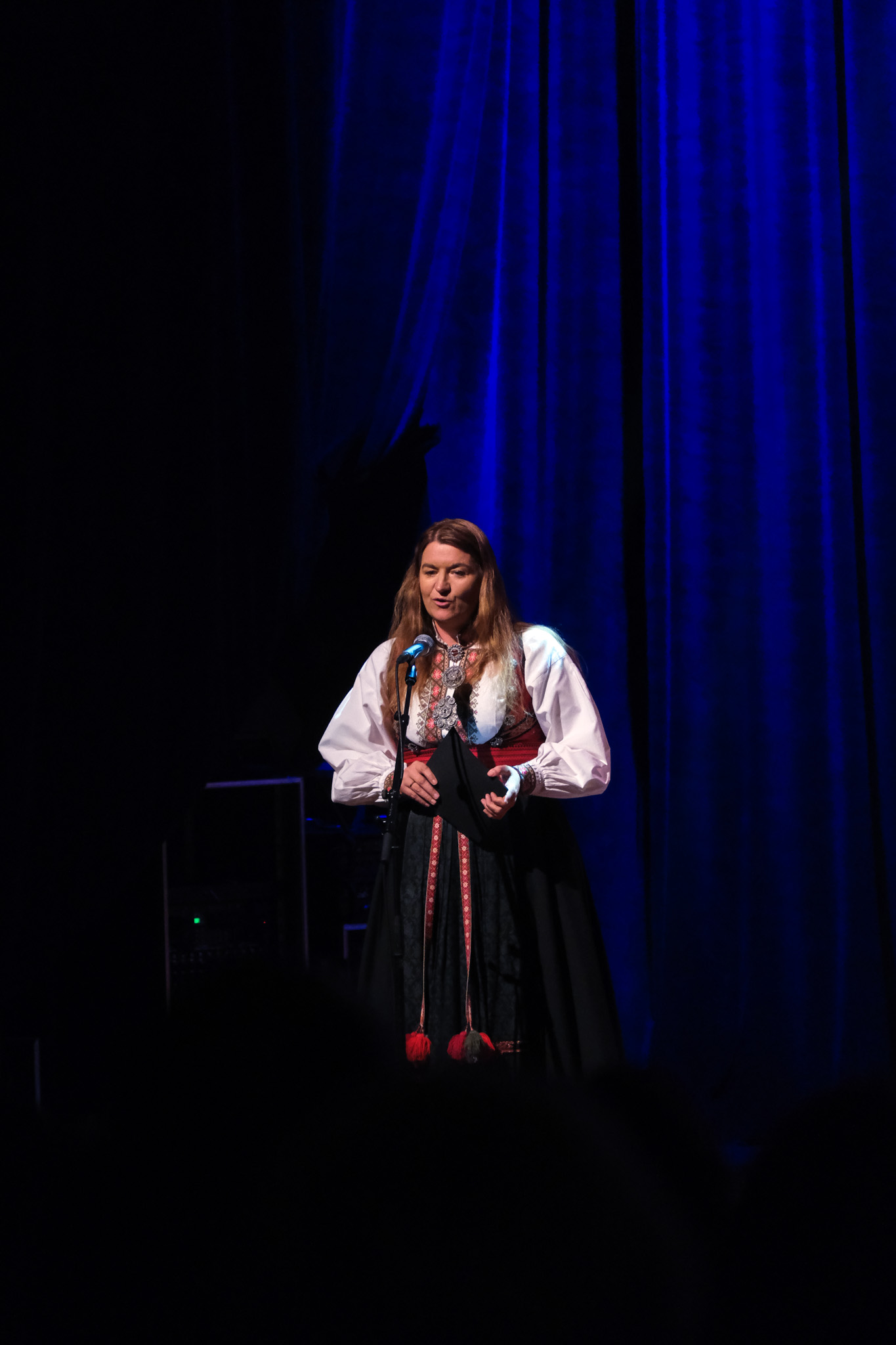 En person på scenen