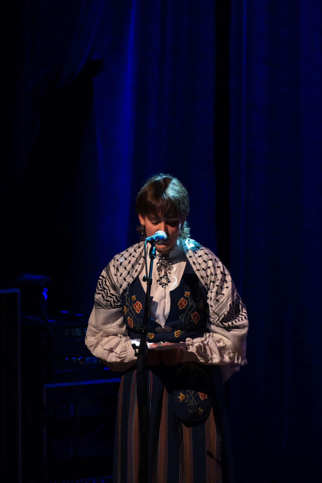 en person som synger inn i en mikrofon