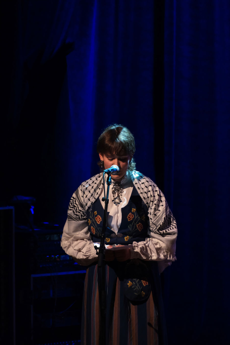 en person som synger inn i en mikrofon en person som synger inn i en mikrofon