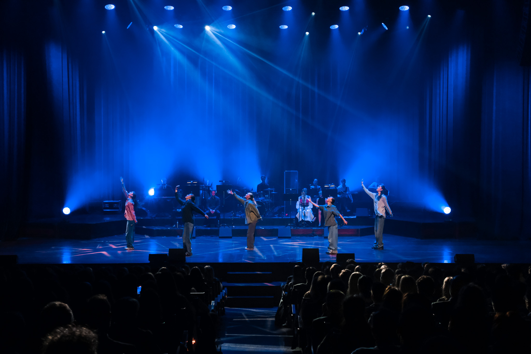 En gruppe mennesker på en scene