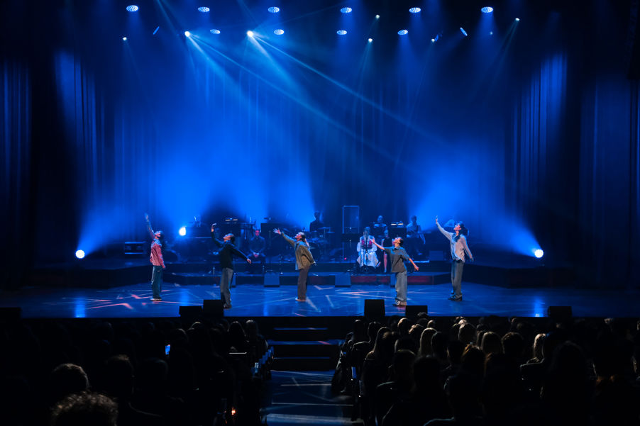 Foto: Andreas Matheson Jenssen En gruppe mennesker på en scene
