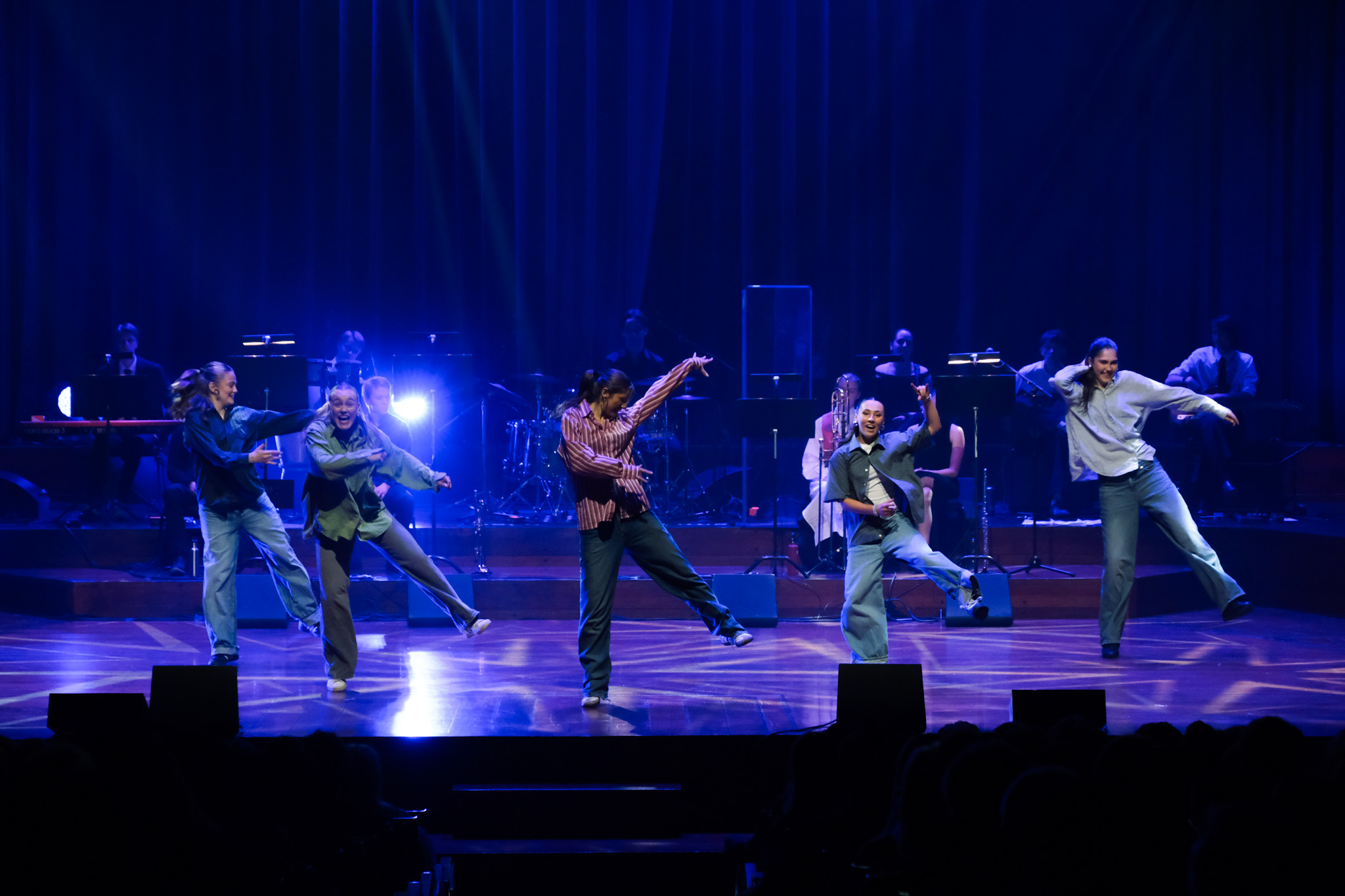 En gruppe mennesker på en scene