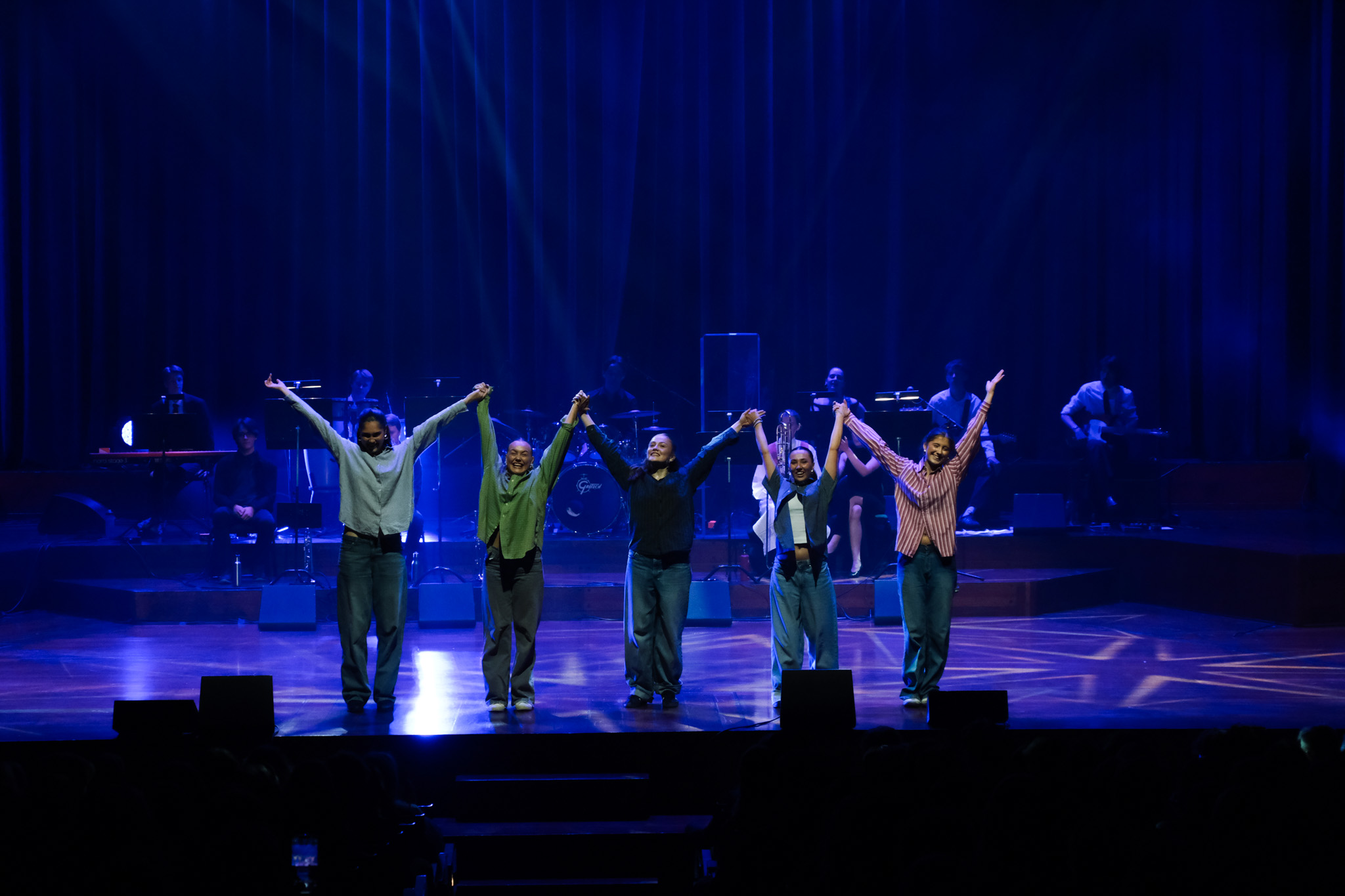 En gruppe mennesker på en scene