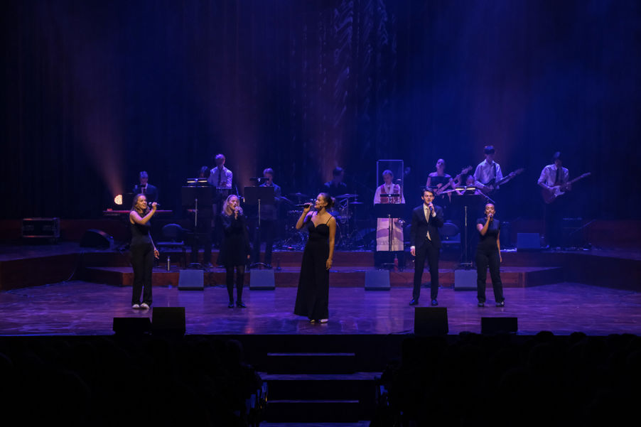 Foto: Andreas Matheson Jenssen En gruppe mennesker på en scene