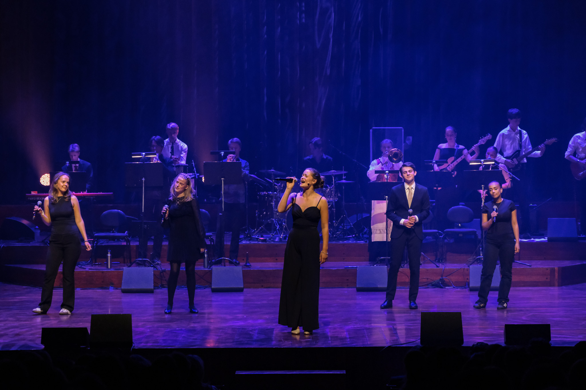 En gruppe mennesker på en scene