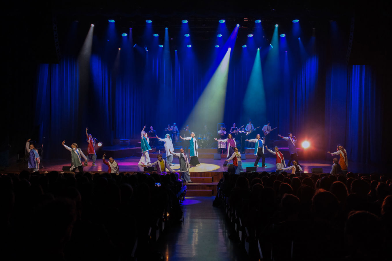 Foto: Andreas Matheson Jenssen En gruppe mennesker på en scene