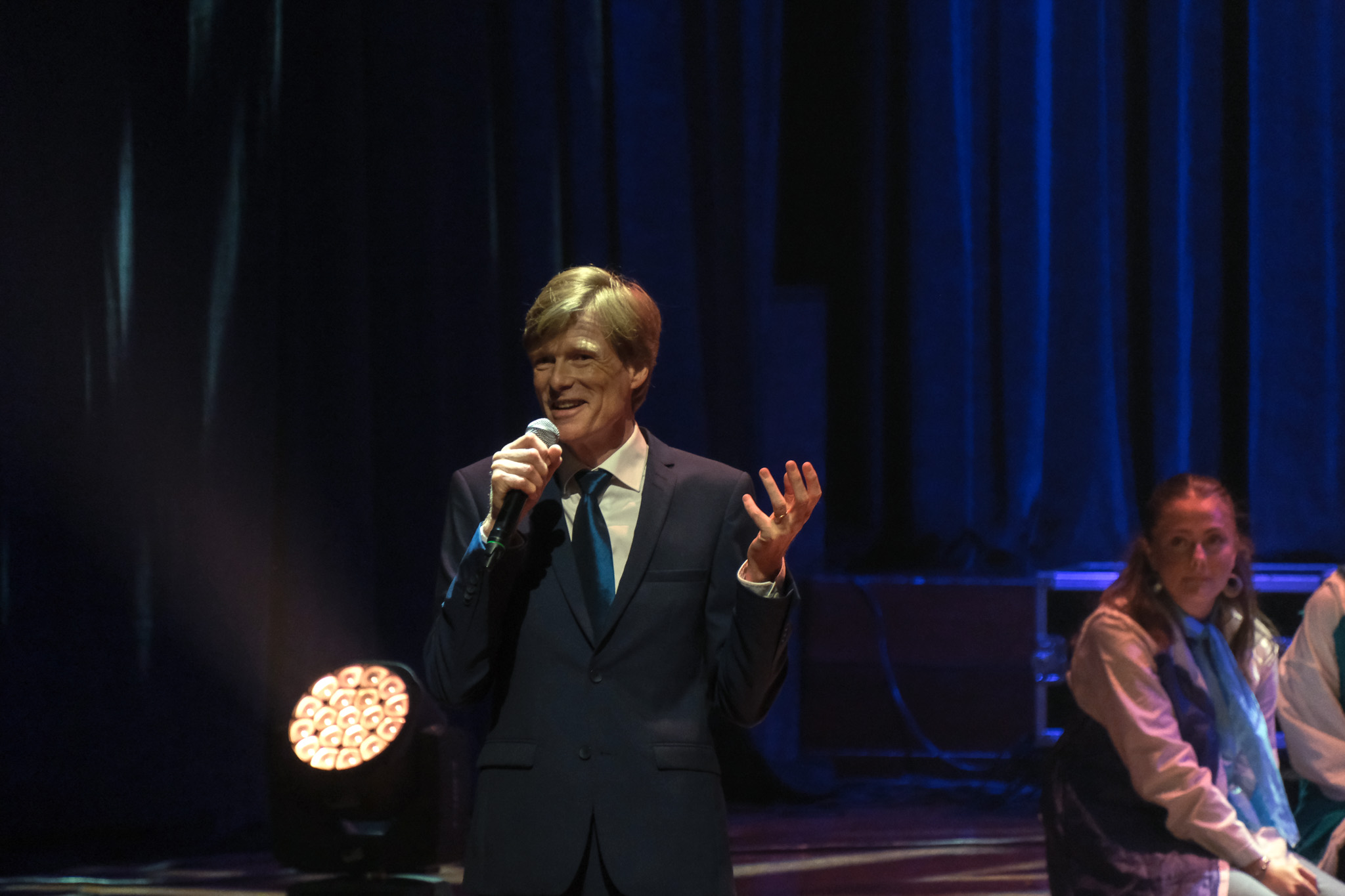 en person som holder en mikrofon