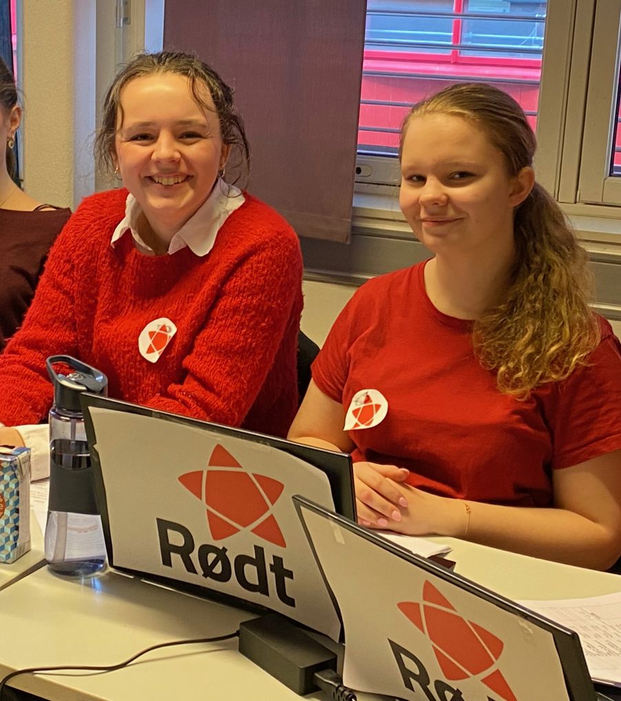 Et par personr smiler til kameraet