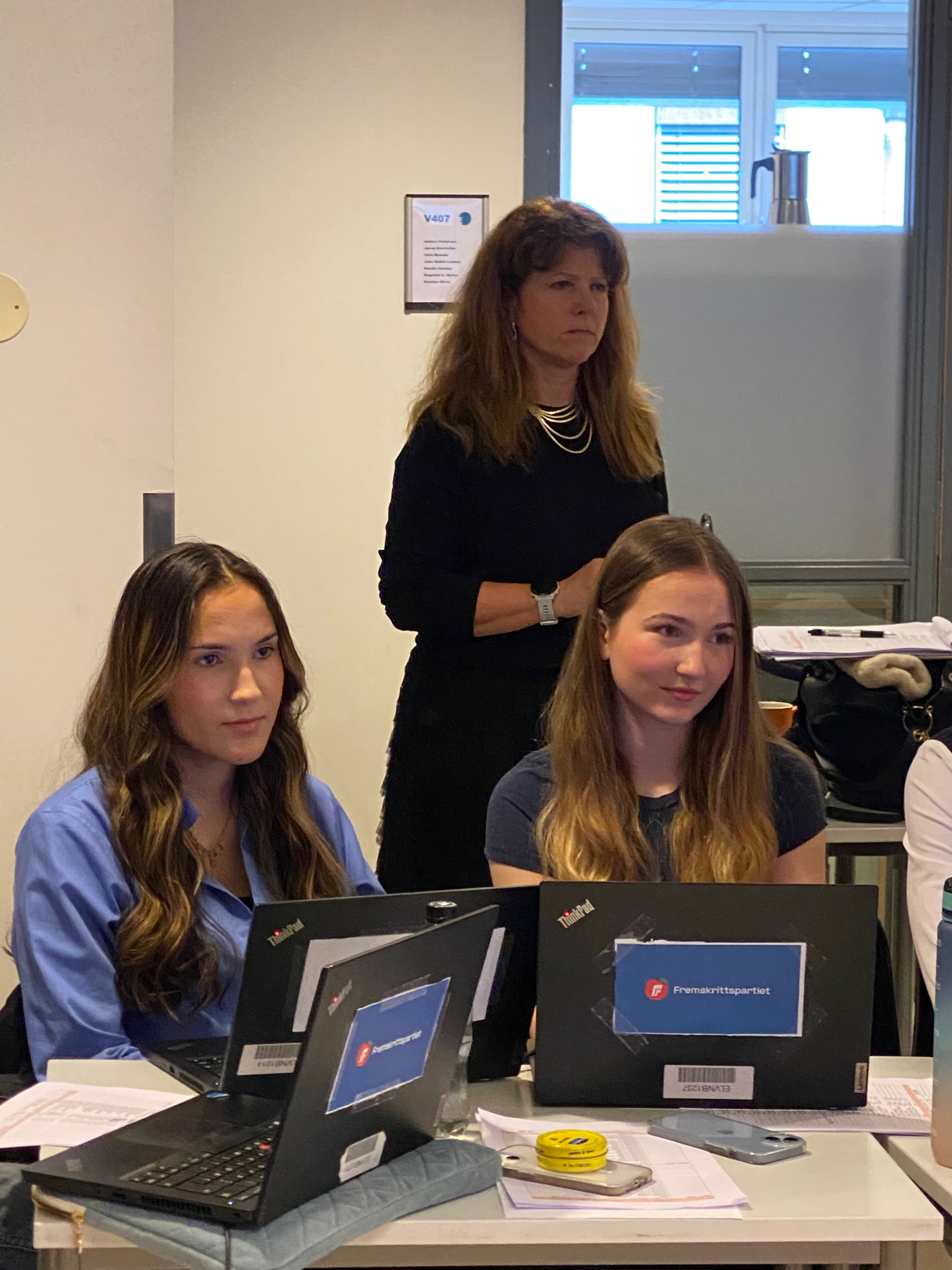 noen personr som sitter ved et bord