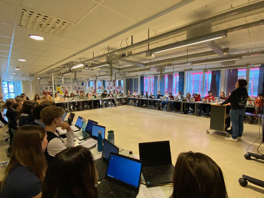 En gruppe mennesker i et rom