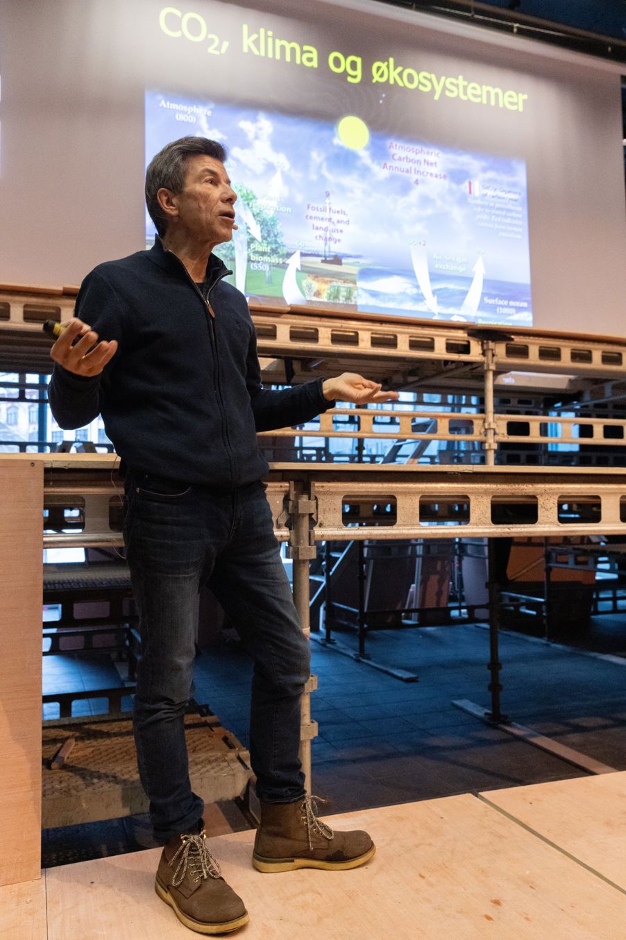 en person som står foran en skjerm