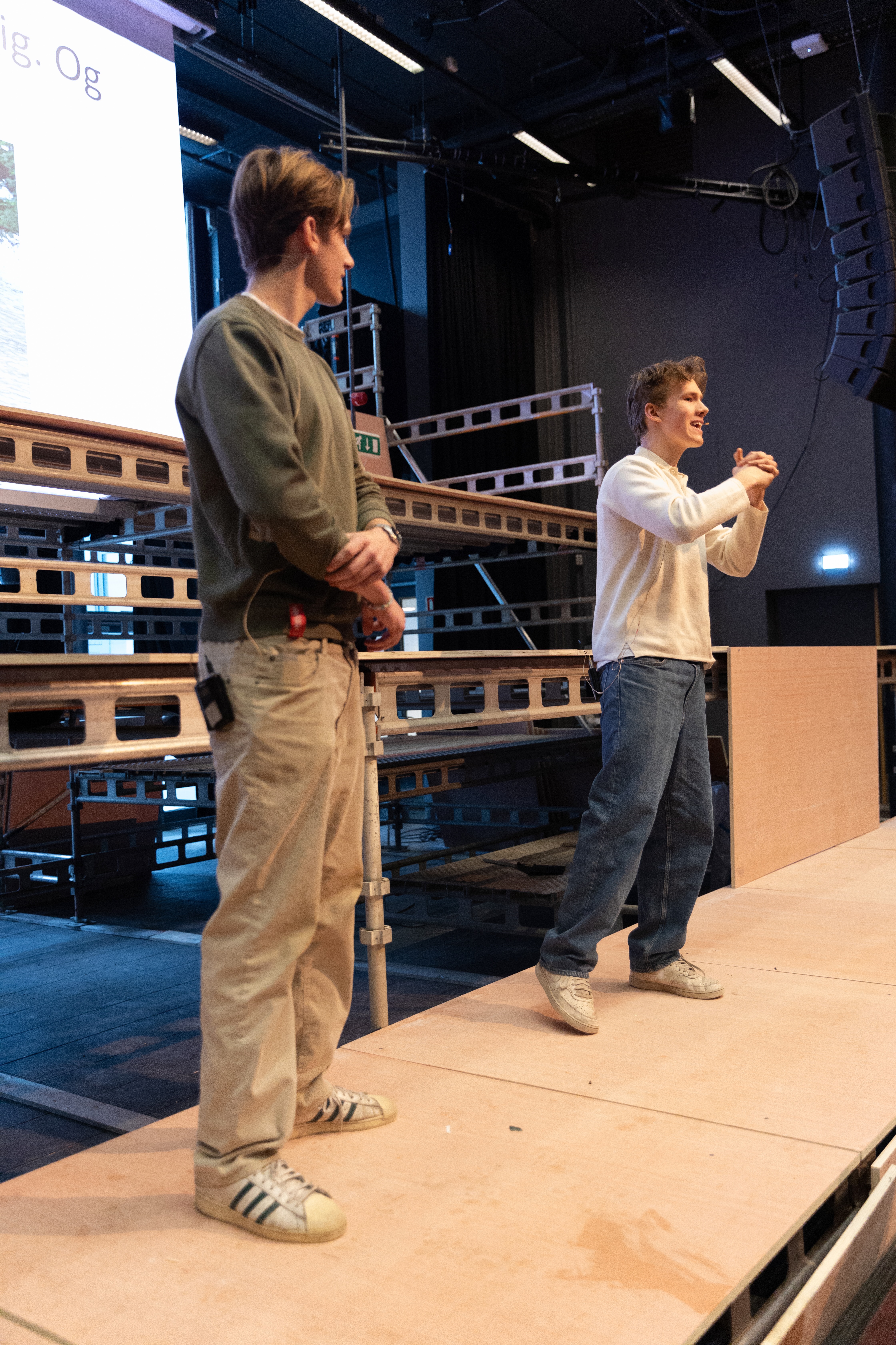 et par menn som står på en scene