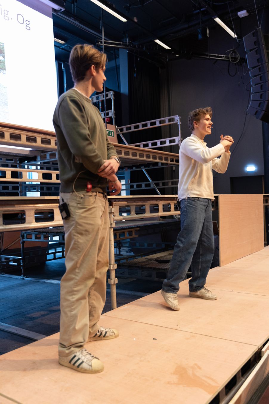 et par menn som står på en scene