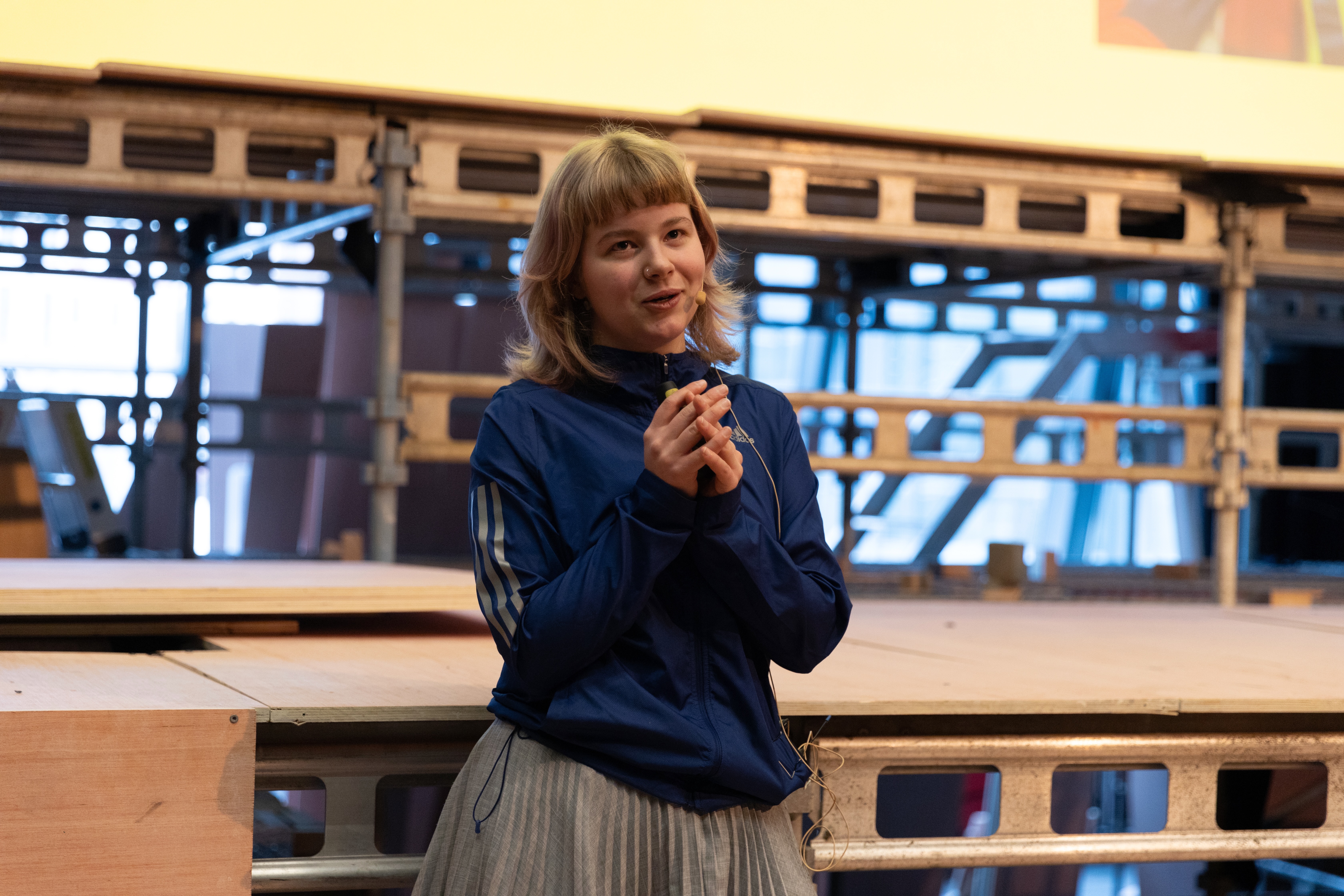 en person som holder en telefon